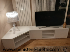 meuble de télévision blanc d'angle