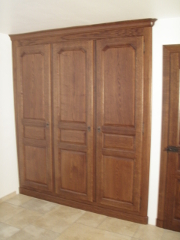 placard de chambre ayant 3 portes ouvrantes