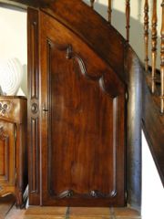 placard sous escalier sur mesure en bois