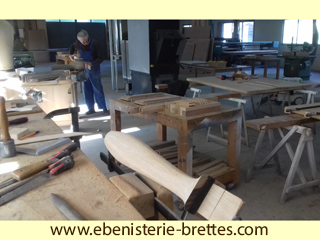 ebeniste BRETTES travaillant dans son atelier