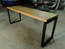 table haute en aluminium noir et dessus bois