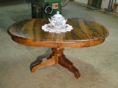 table ovale en noyer massif